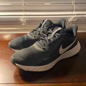 I’m selling theses Nikes I don’t need them and I rarely use them at all